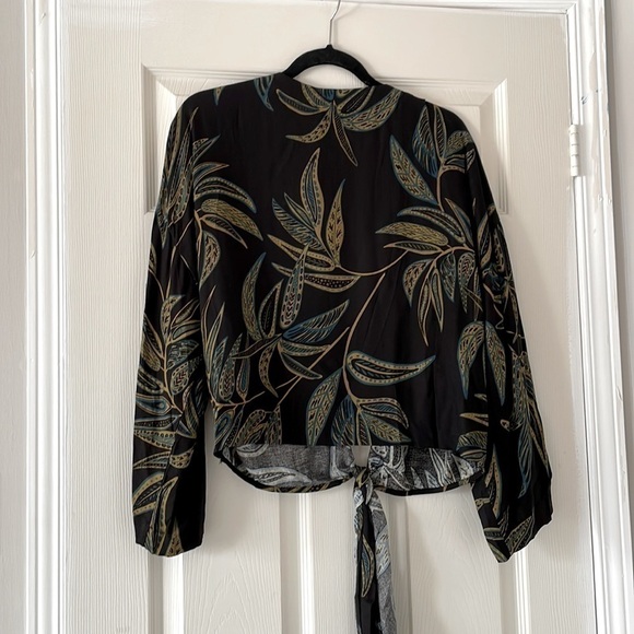 OLIVACEOUS Leaf Pattern Tie Front Bell Sleeve  Crop Top Size Small - Picture 2 of 8